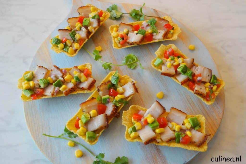 Taco tubs gevuld met buikspek, fetadip en salsa