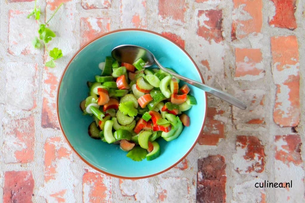Rabarber salsa met komkommer en koriander