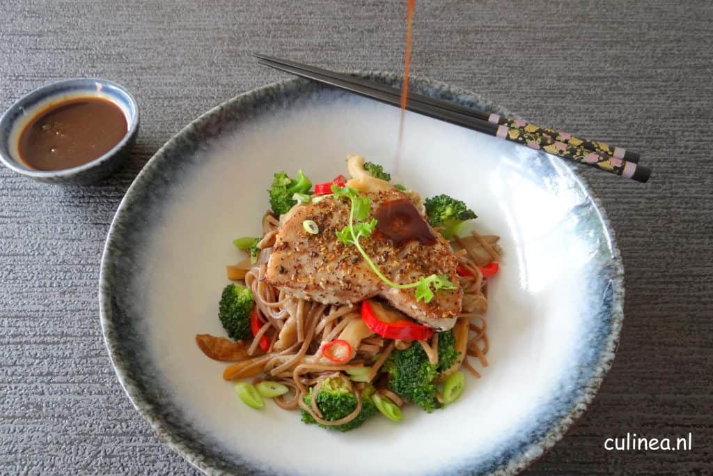Tonijn met noedels, roergebakken groenten en sojaroomsaus
