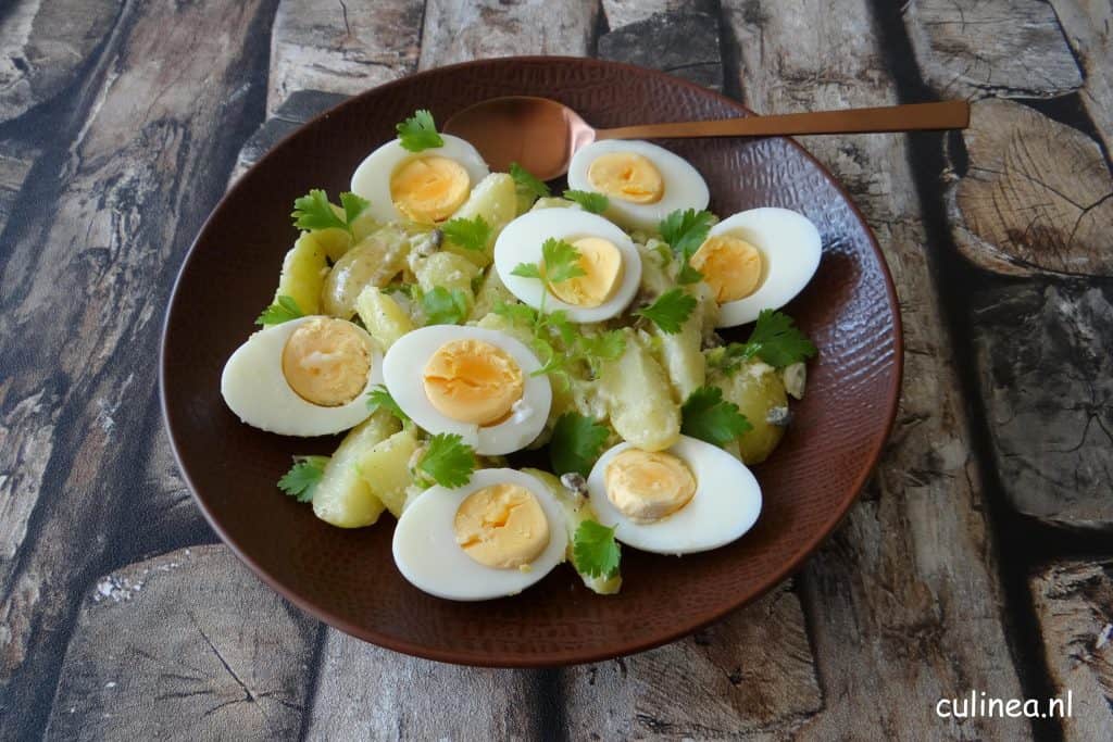 Aardappelsalade met ei en lente-ui