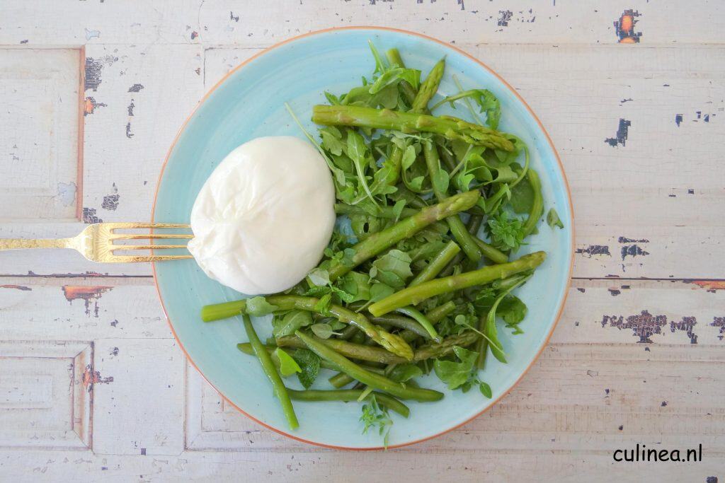 Salade met burrata, bonen en groene asperges