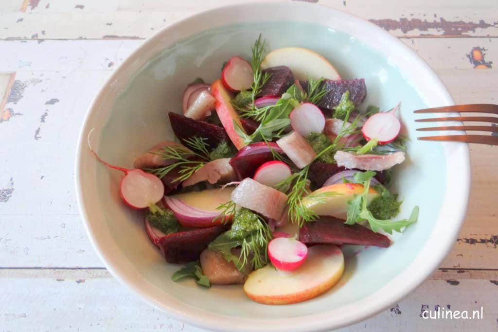 Haring rode bietsalade met appel en dille