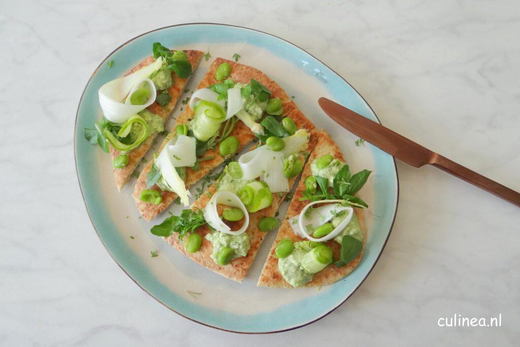 Naanbrood belegd met voorjaarsgroenten