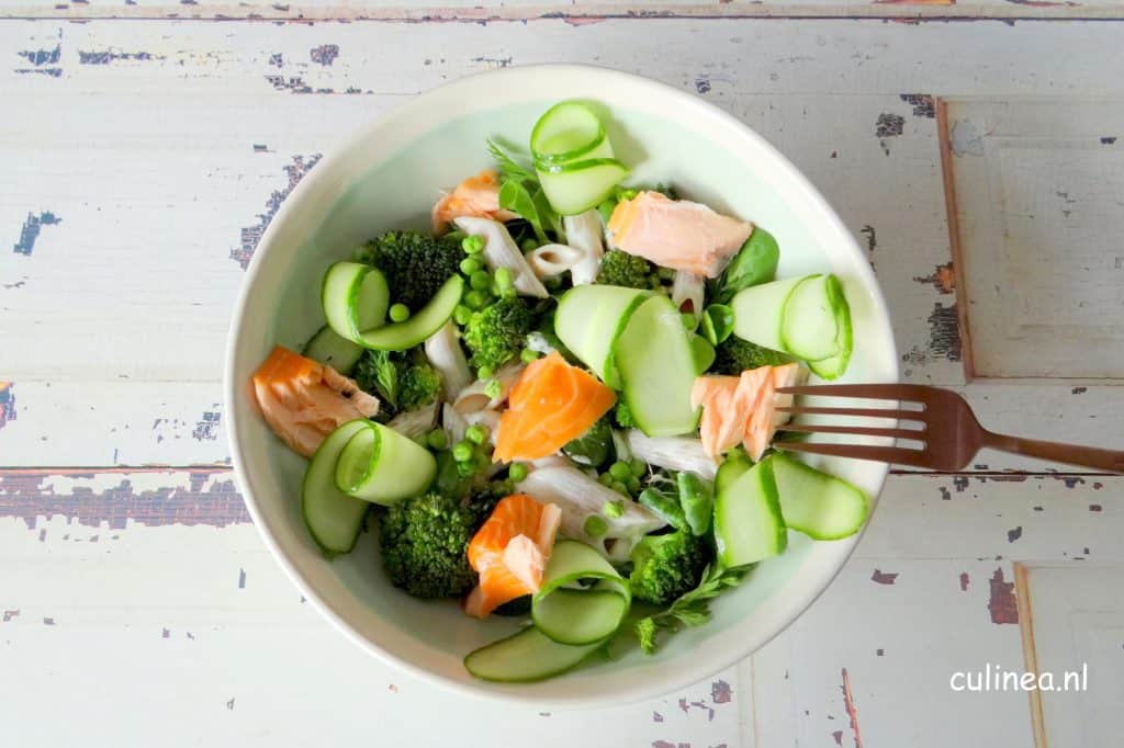 Pasta salade met gerookte zalm, broccoli en komkommer