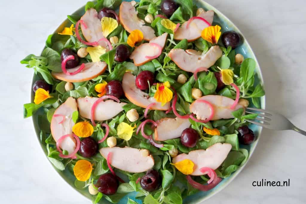 Salade met gerookte kip en kersen