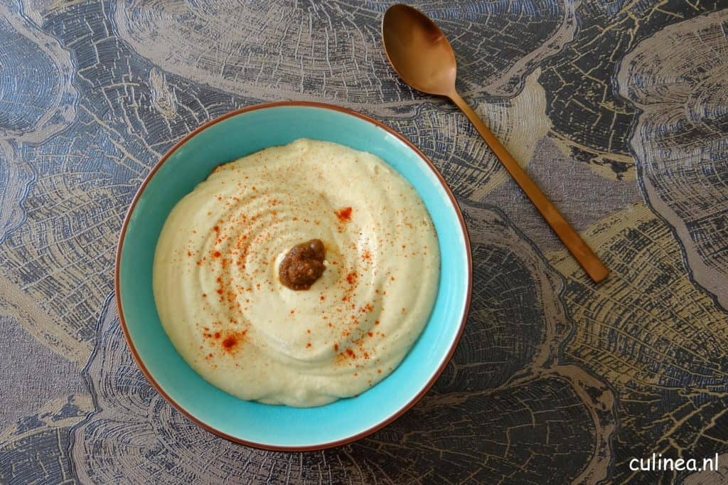 Hummus met gekonfijte knoflook