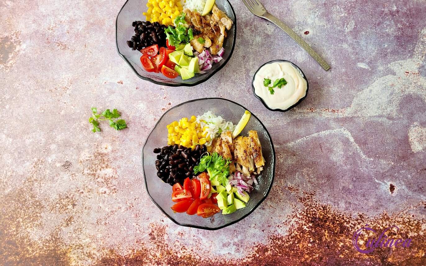 Mexicaanse bowl met rijst en kip