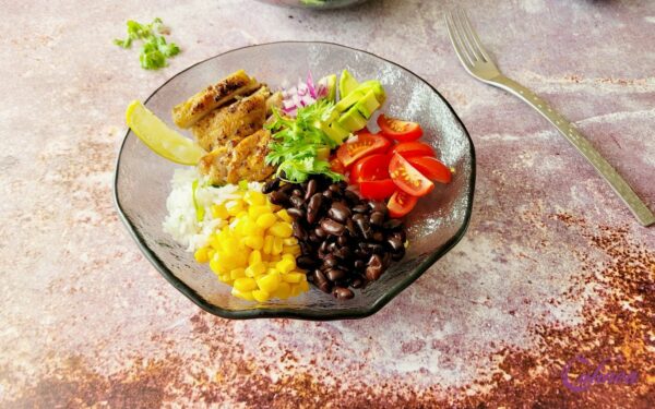 Mexicaanse bowl met rijst en kip