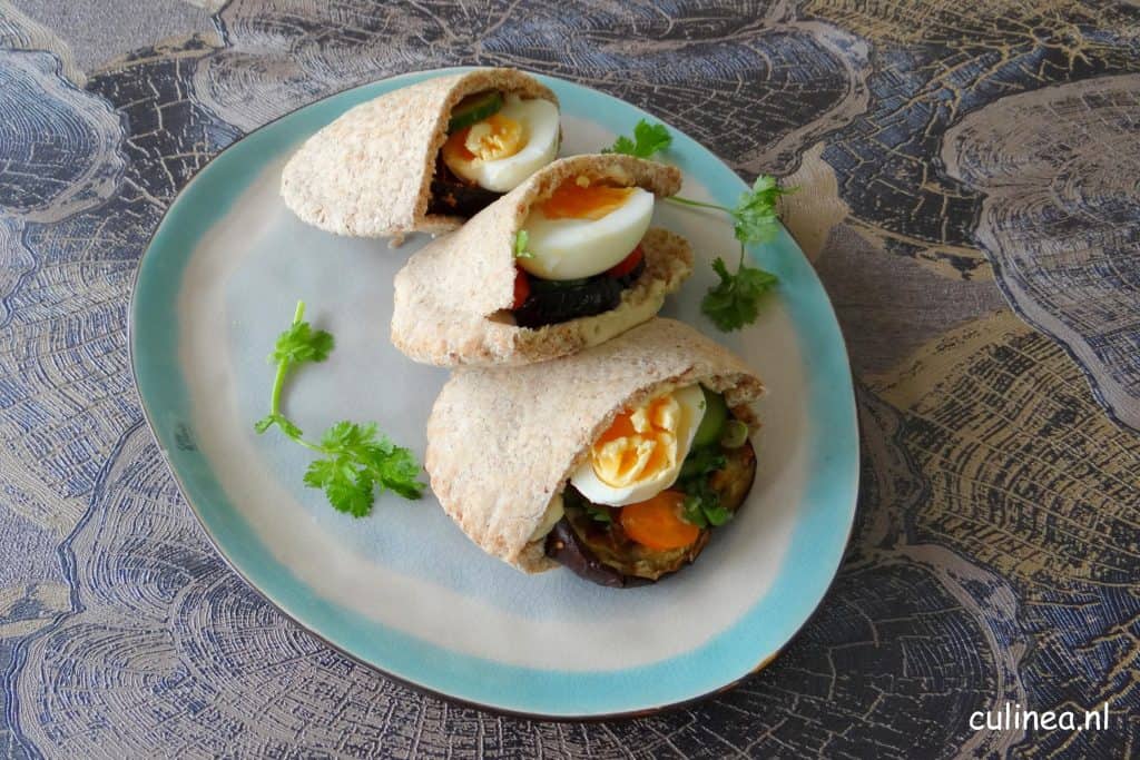 Pitabroodje gevuld met geroosterde aubergine