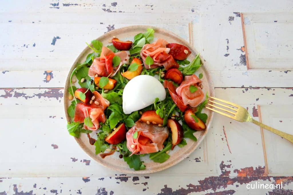Salade met burrata, prosciutto en wilde nectarines