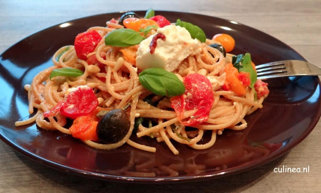Spaghetti met ricotta en tomaatjes uit de oven