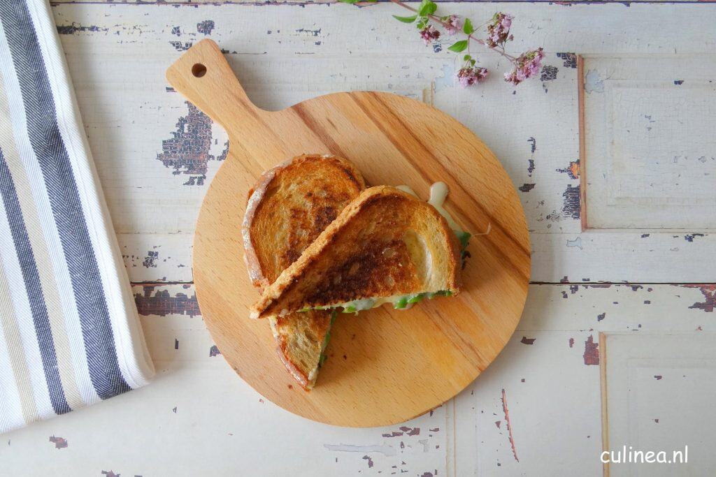 Tosti met groene aspergetips en Taleggio kaas