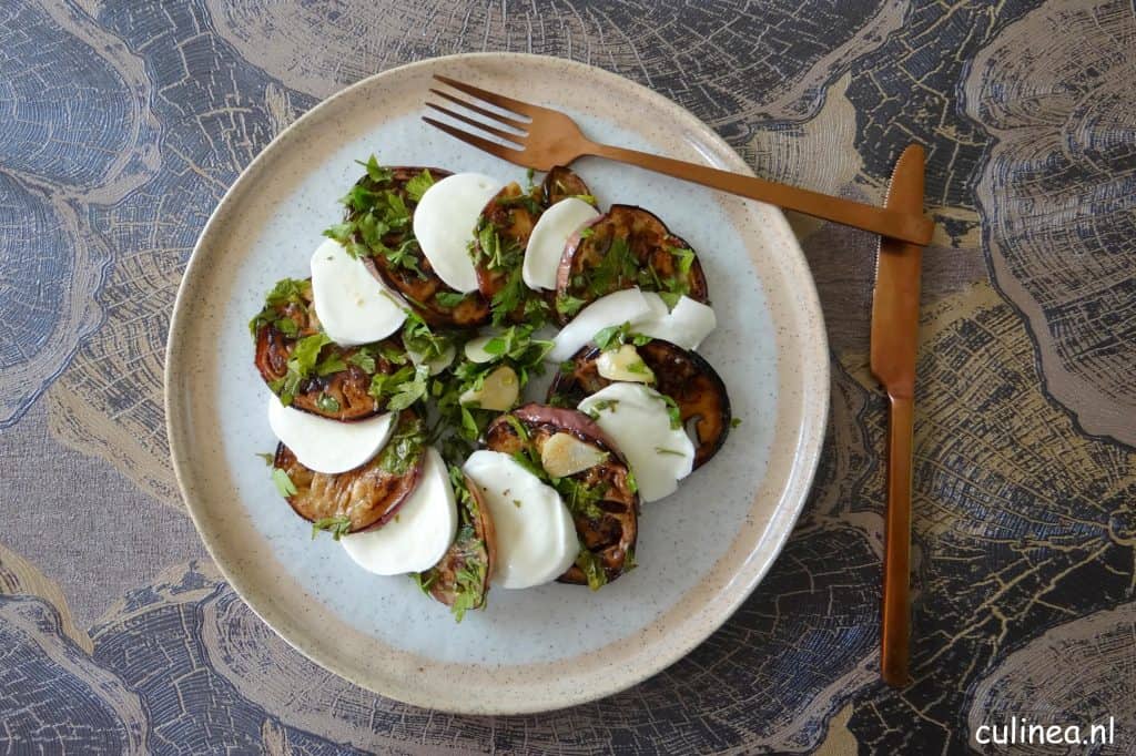 Salade van gegrilde aubergine met sherryazijn en knoflook