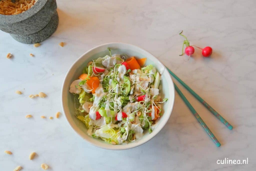 Aziatische kipsalade in een bowl met wasabidressing