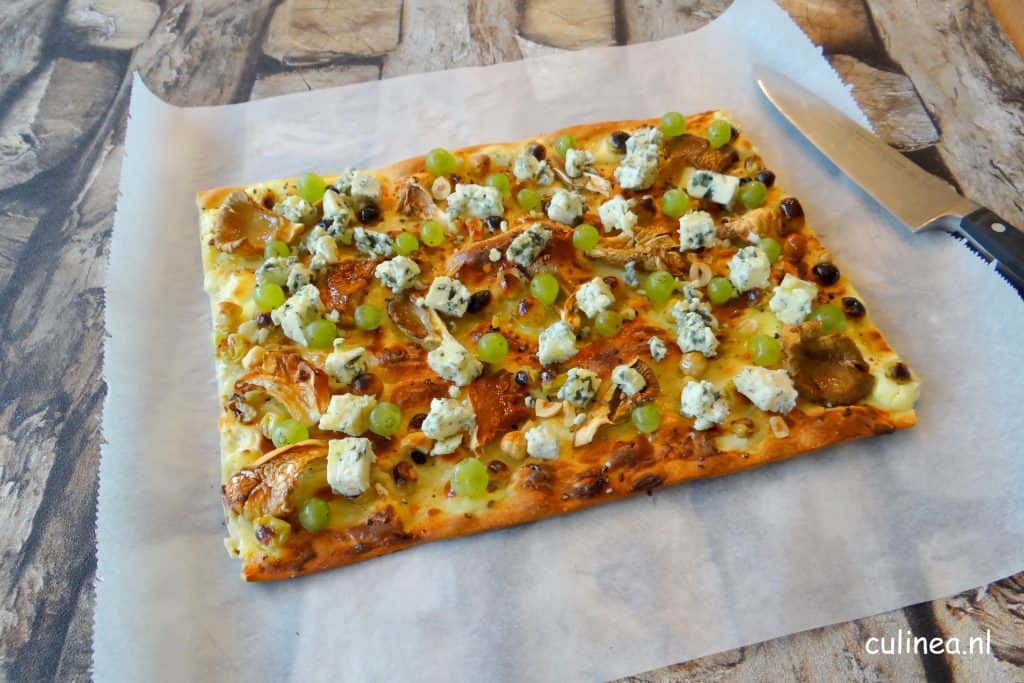 Flammkuchen met oesterzwam, blauwe kaas en druiven