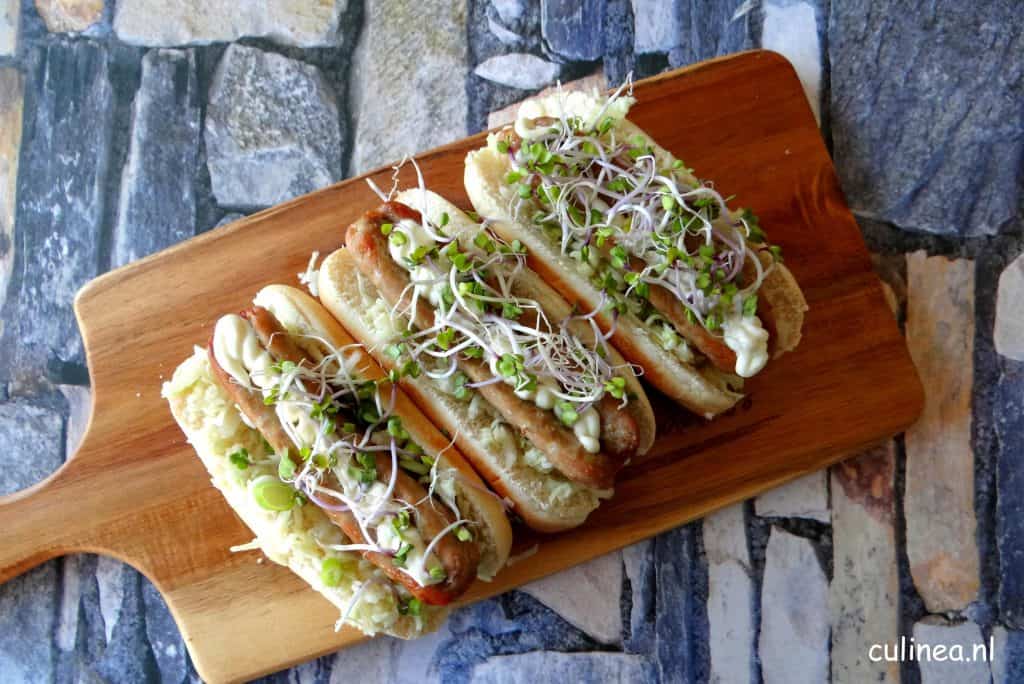 Hotdog van verse worst met wasabi