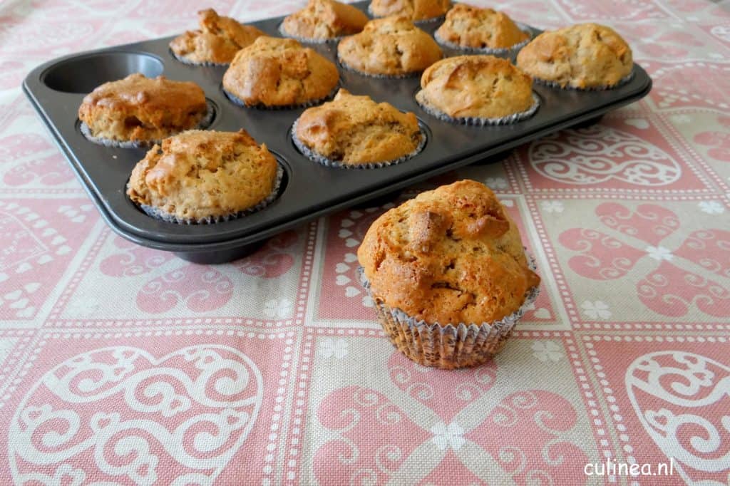 Muffins met appel, rozijnen, walnoten en chaikruiden