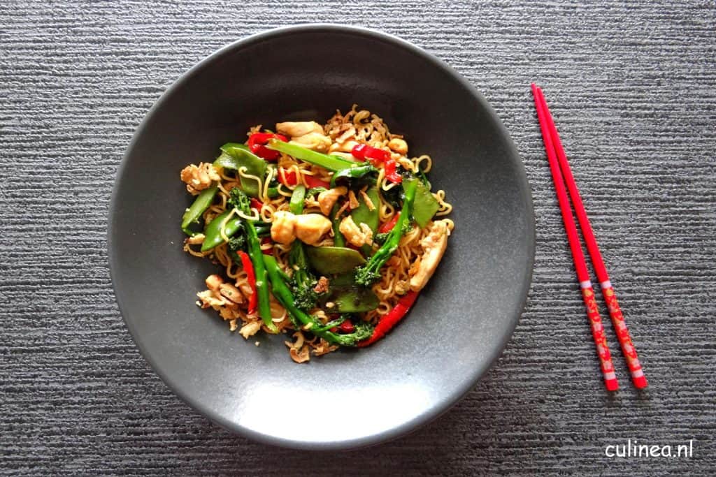 Noedels met kip, bimi, peultjes en paprika