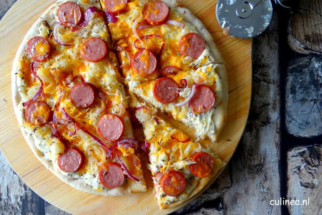 Pizza met zuurkool, rode ui en rookworst