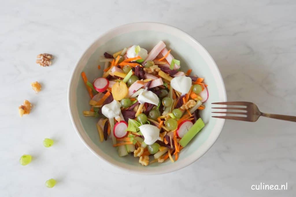 Salade met gerookte kip, gekleurde wortel en druiven
