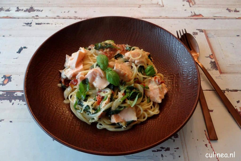 Spaghetti met zalm, spinazie en roomsaus