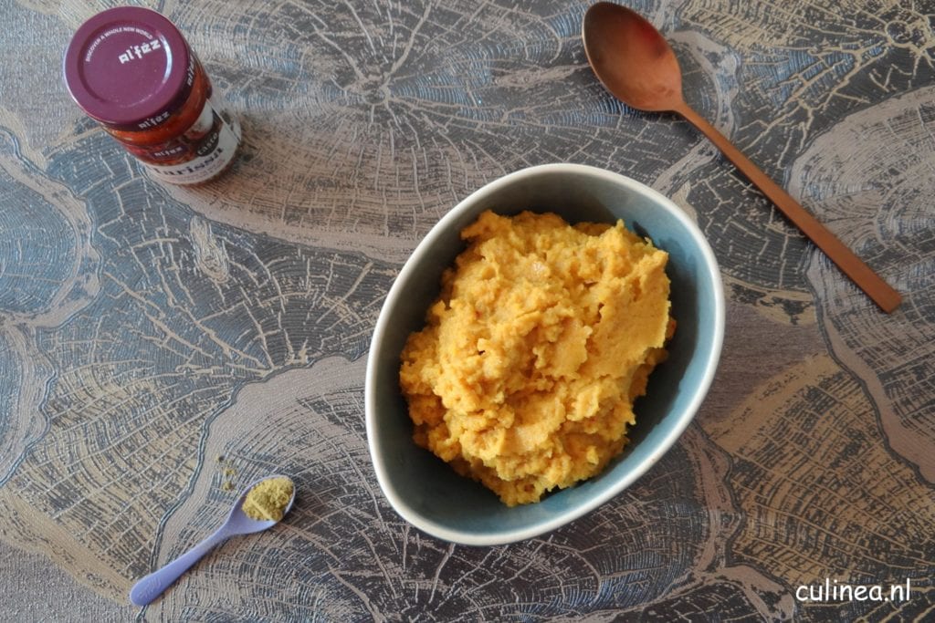 Puree van geroosterde gele wortelen