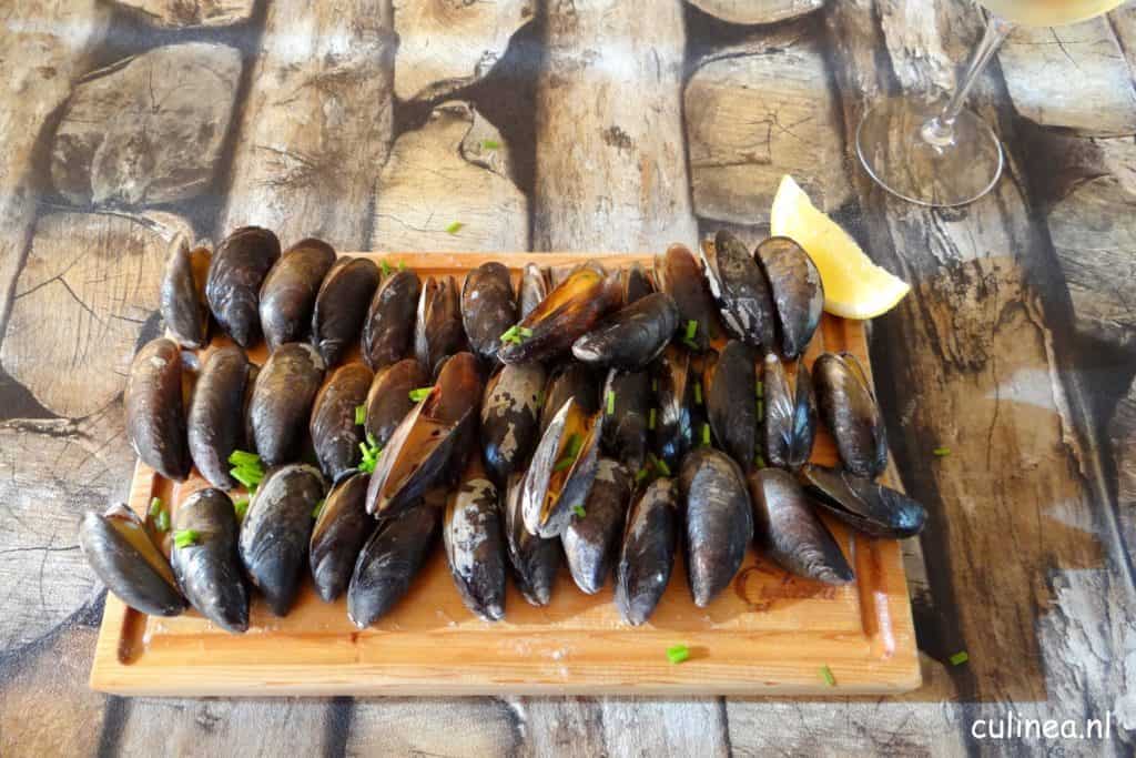 Mosselen bereid op een cedarwood ovenplank