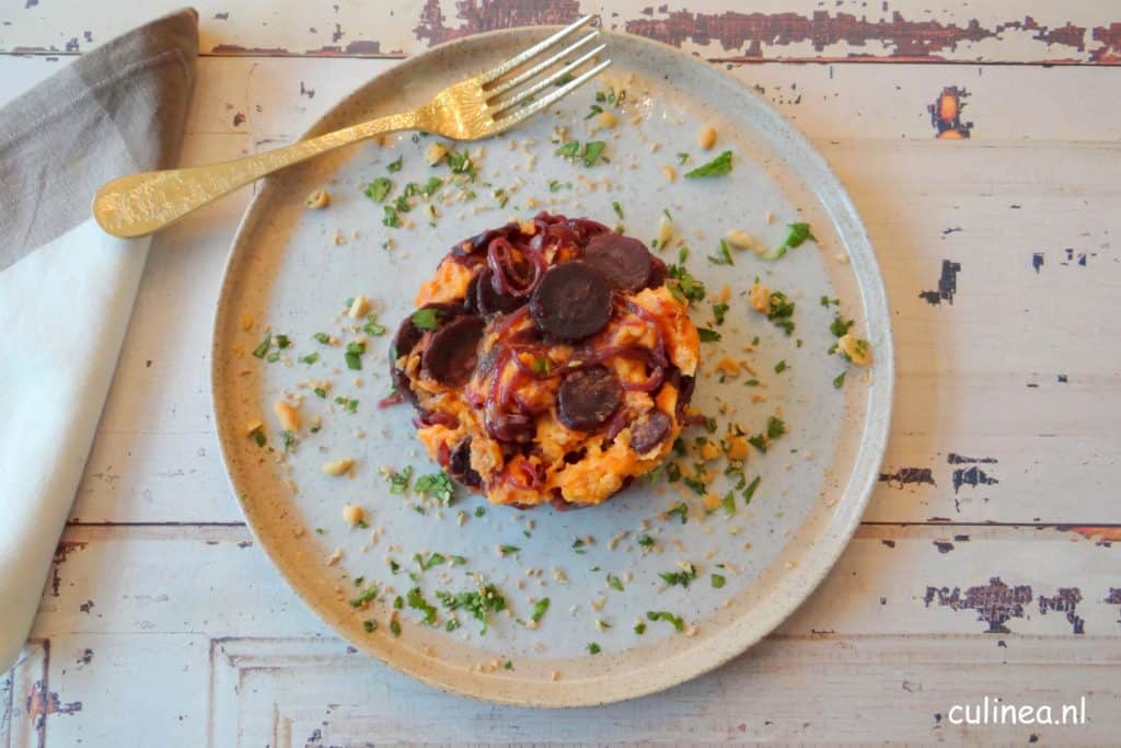 Pittige hutspot van paarse wortel en zoete aardappel