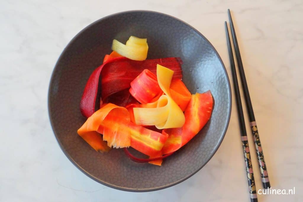 Zoetzuur van gekleurde wortelen