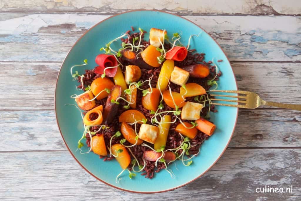 Zwarte rijst met gekleurde bietjes, wortels en halloumi