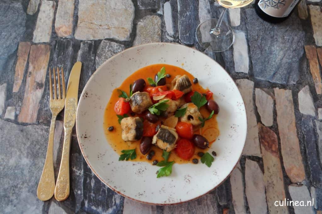 Mediterraan paling stoofpotje met tomaten en olijven