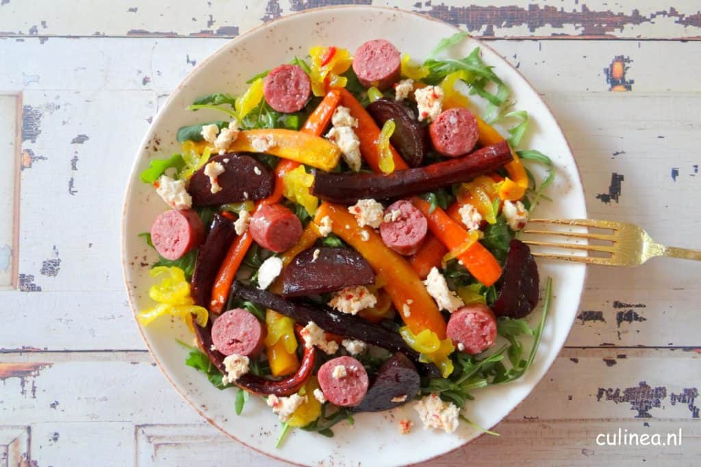 Salade met geroosterde biet, wortel en saucijzen