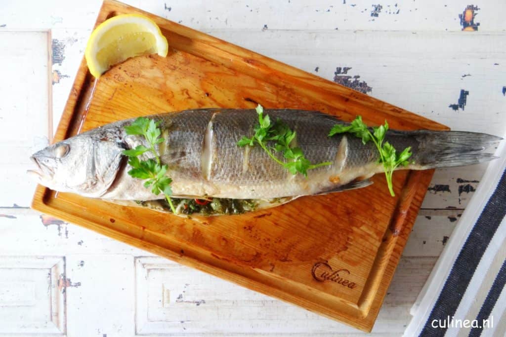 Zeebaars bereid op een ovenplank