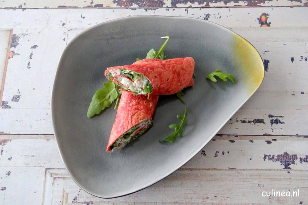 Bieten tortilla wrap met heksenkaas en gerookte forel