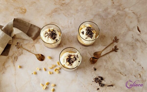 Chocolade pindakaastoetje in een glaasje