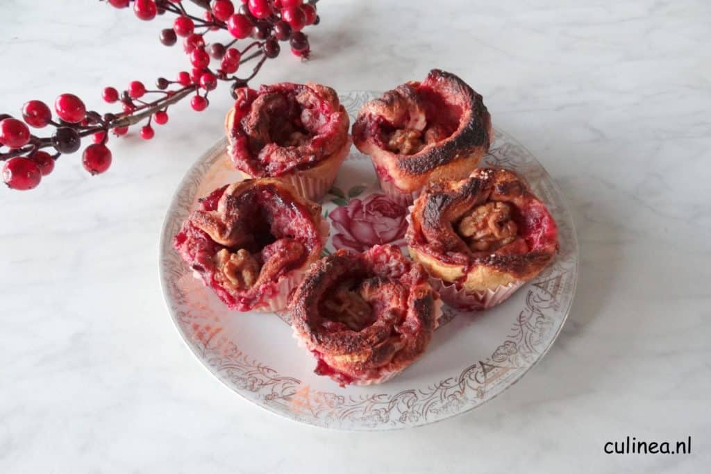 Cranberry sticky buns gemaakt van croissantdeeg