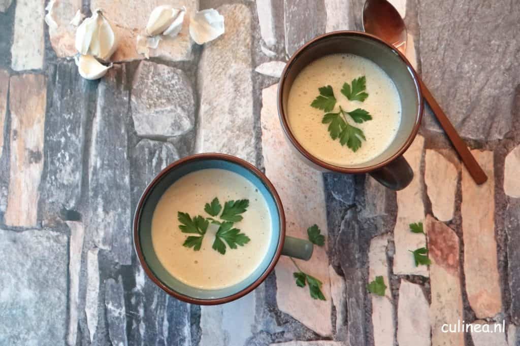 Knoflooksoep van gepofte knoflook