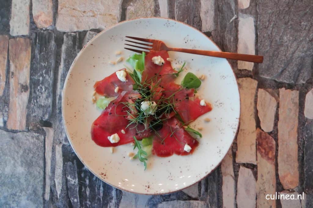 Gerookte tonijnsalade met grapefruit en olijven