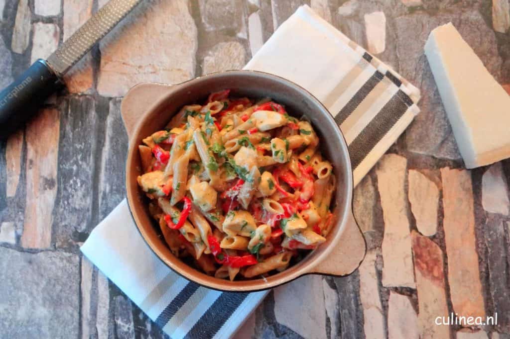 Pasta met kip en paprika in een romige kaassaus