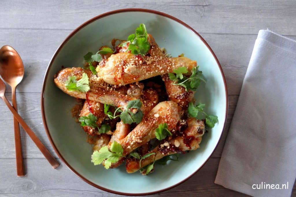 Pittige drumsticks met pinda's en koriander