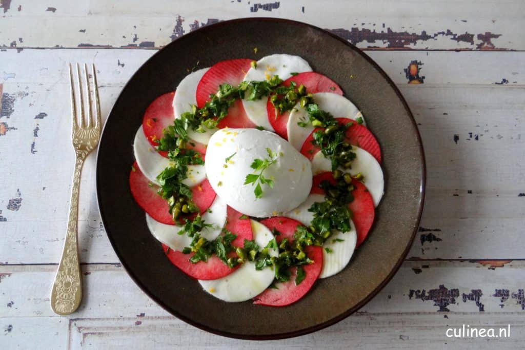 Rode appel en knolselderijsalade met burrata