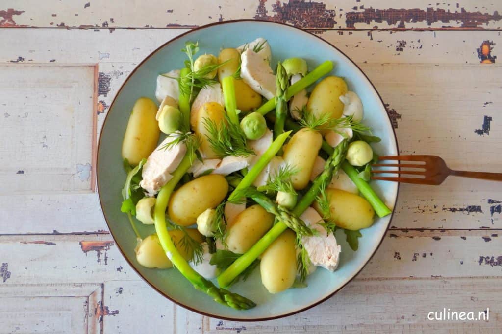 Salade van kip, groene asperges, krieltjes en dille