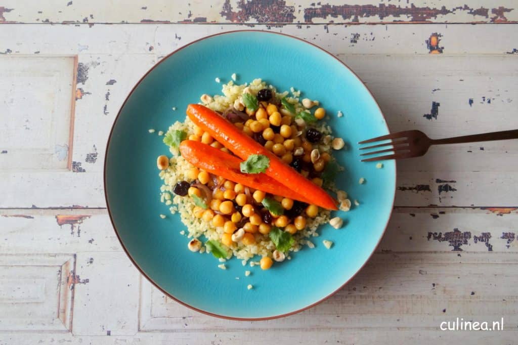 Bulgur met kikkererwten en geglaceerde wortelen