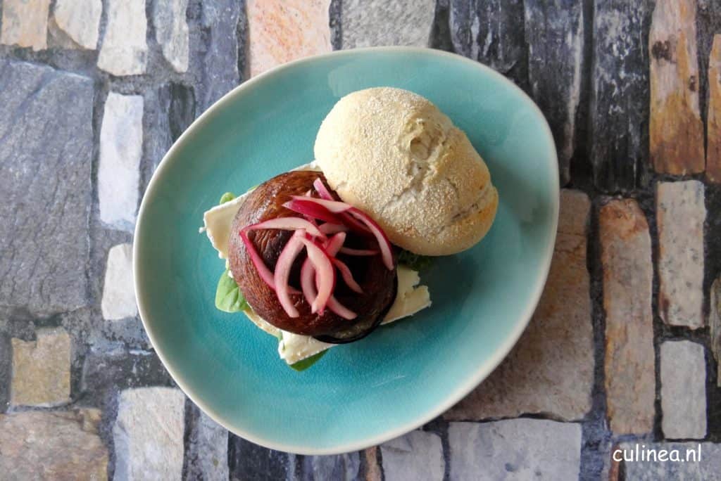 Burger van portobello, aubergine, brie en rode ui