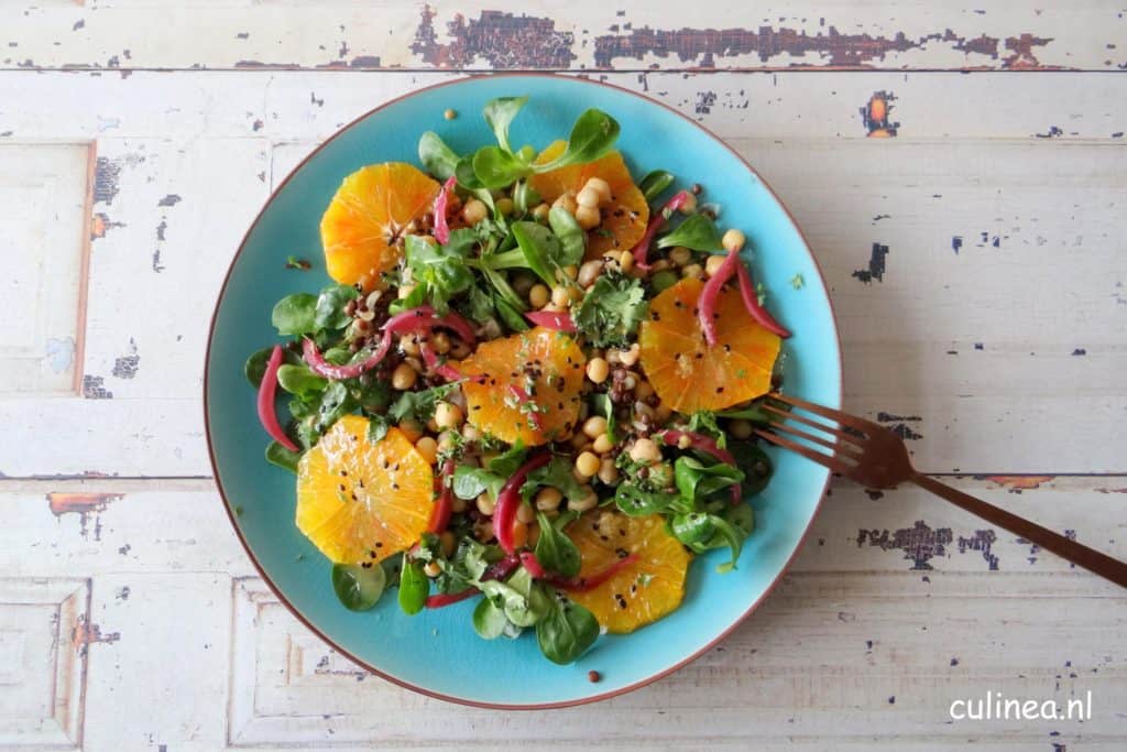 Salade met Mediterrane boontjes mix en bloedsinaasappel