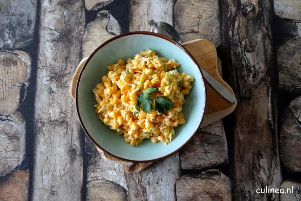 Pittige salsa van maïs, lente-ui en oude kaas