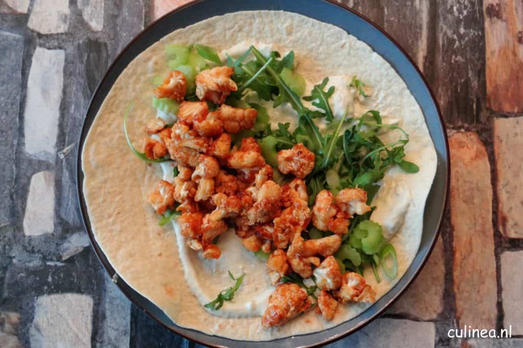 Wrap met pittige bloemkoolroosjes en blauwe kaascrème