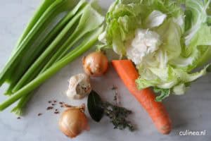 Zelfgemaakte groentebouillon
