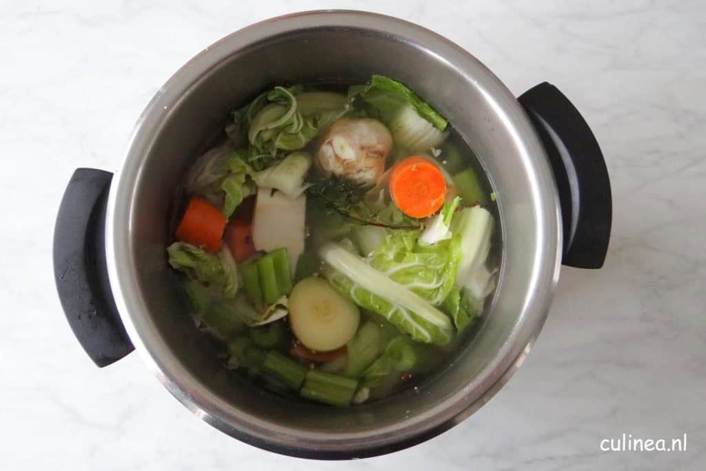 Zelfgemaakte groentebouillon