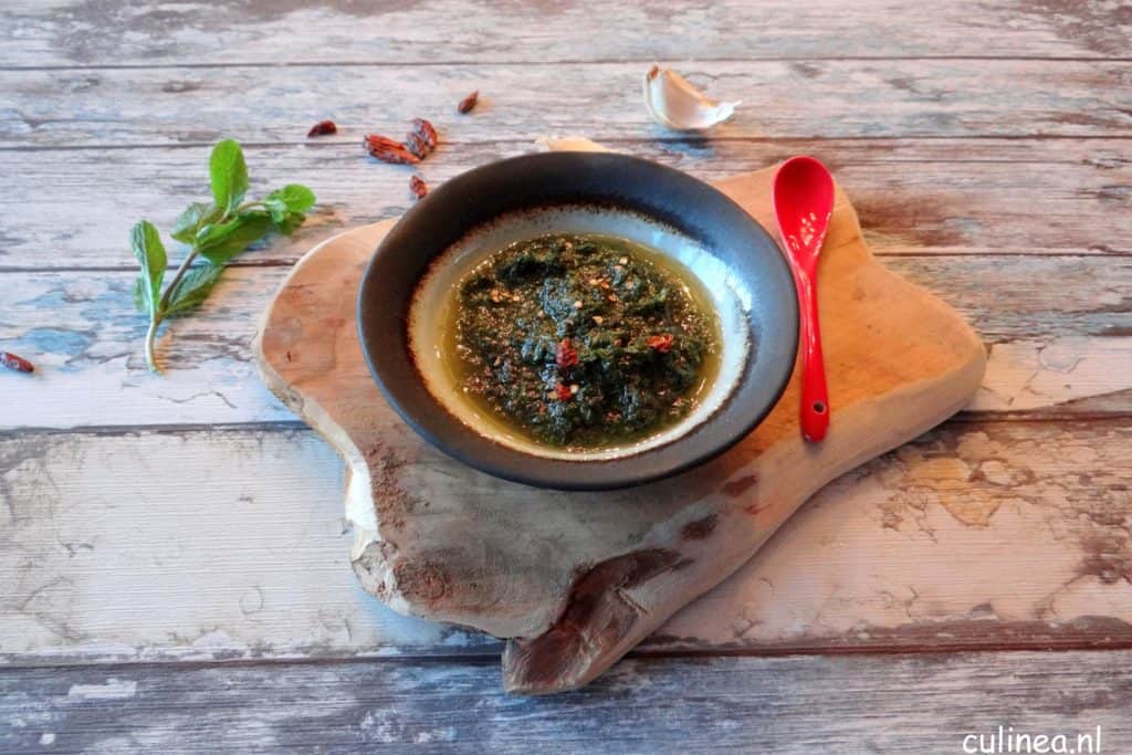 Chimichurri gemaakt van verse munt